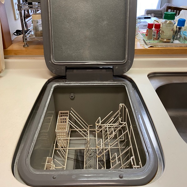 オーダーキッチンのトップオープン食洗機の取替　食洗機埋め込み状態確認